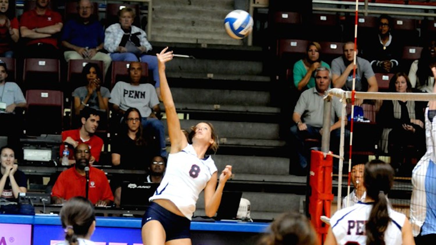 Volleyball Women win game against Columbia