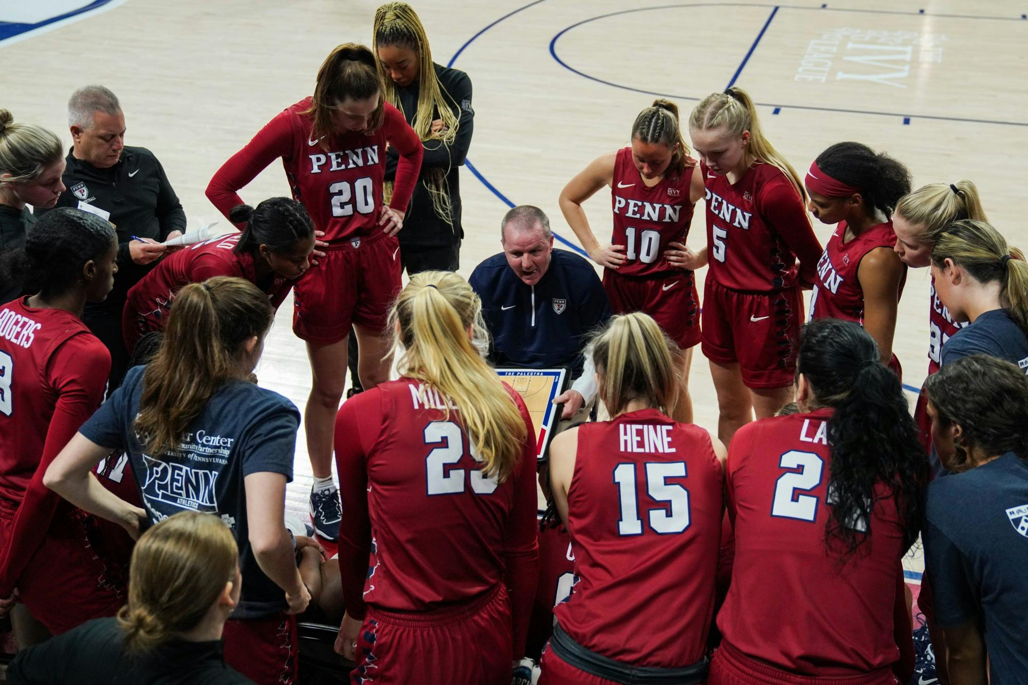 12-11-22 Women's Basketball vs Temple Team Huddle (Anna Vazhaeparambil)-01.jpg