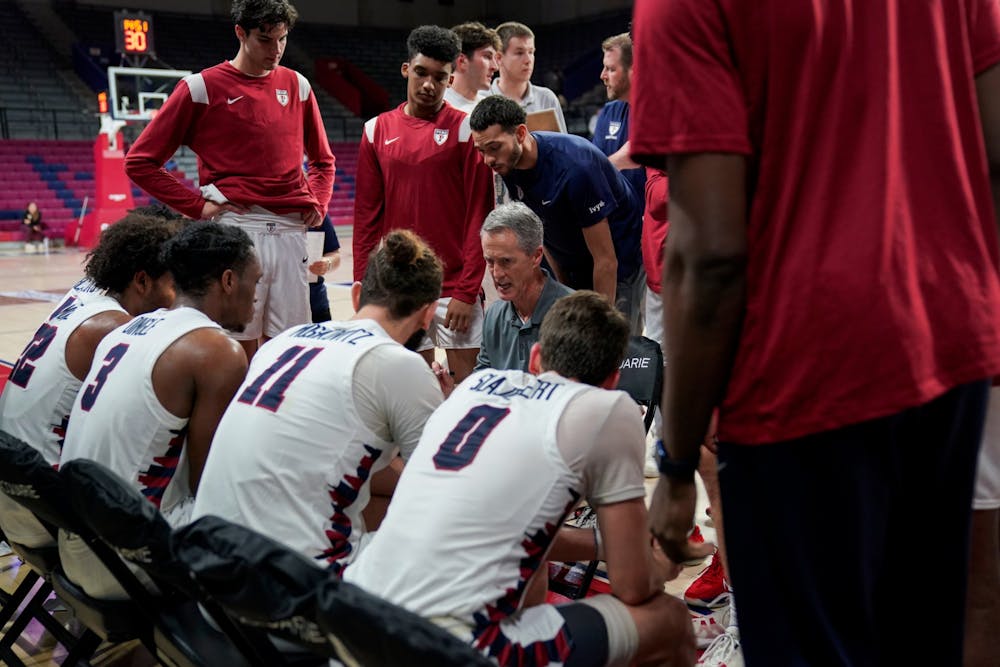 11-27-22-mens-basketball-vs-delaware-team-huddle-anna-vazhaeparambil