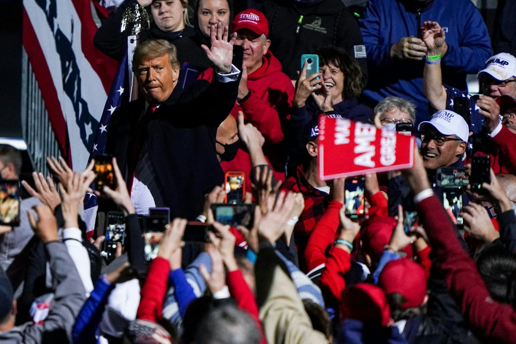 President Donald Trump Johnstown Rally Crowd Wave.jpg