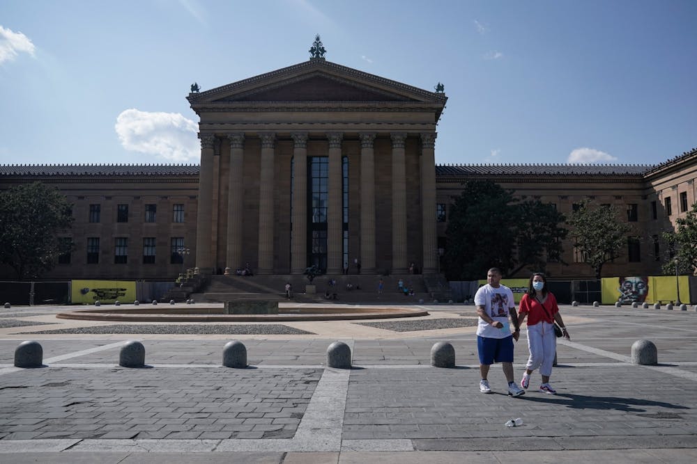 07-05-20-philadelphia-museum-of-art-people-walking-with-mask-chase-sutton