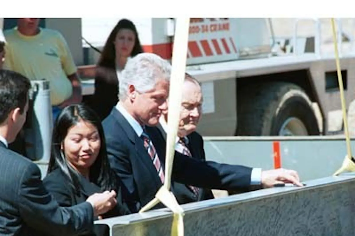 Clinton on hand for new Constitution-themed museum