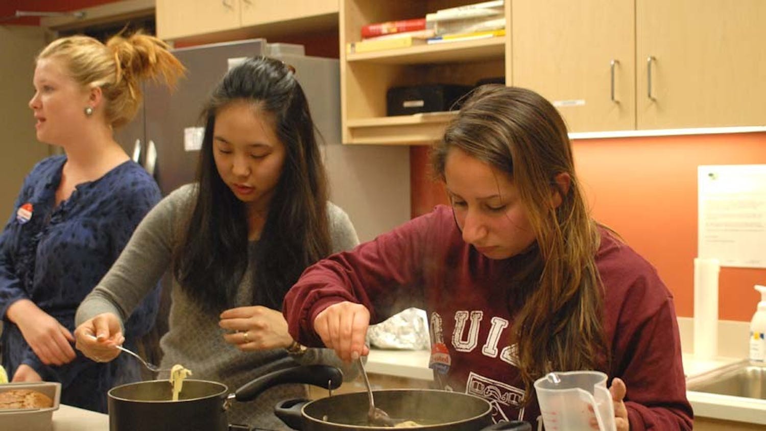Sigma Kappa sisters cook for the residents of the transplant house