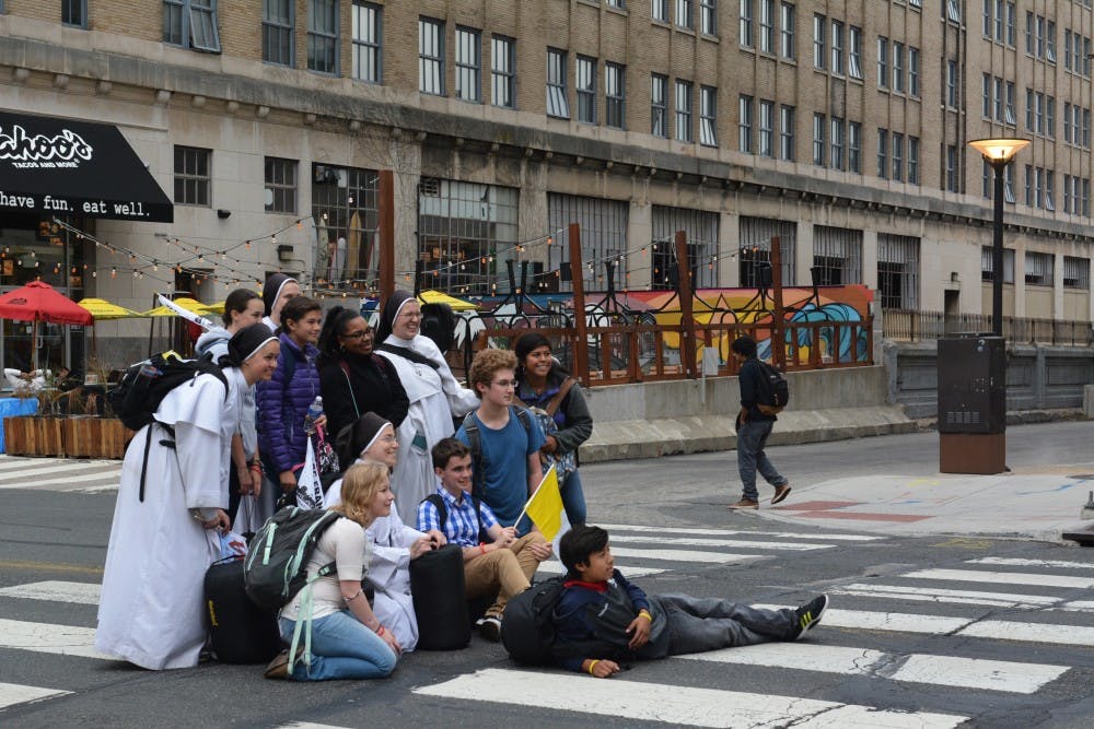 A group of Papal Mass-goers posed on Chestnut Street.