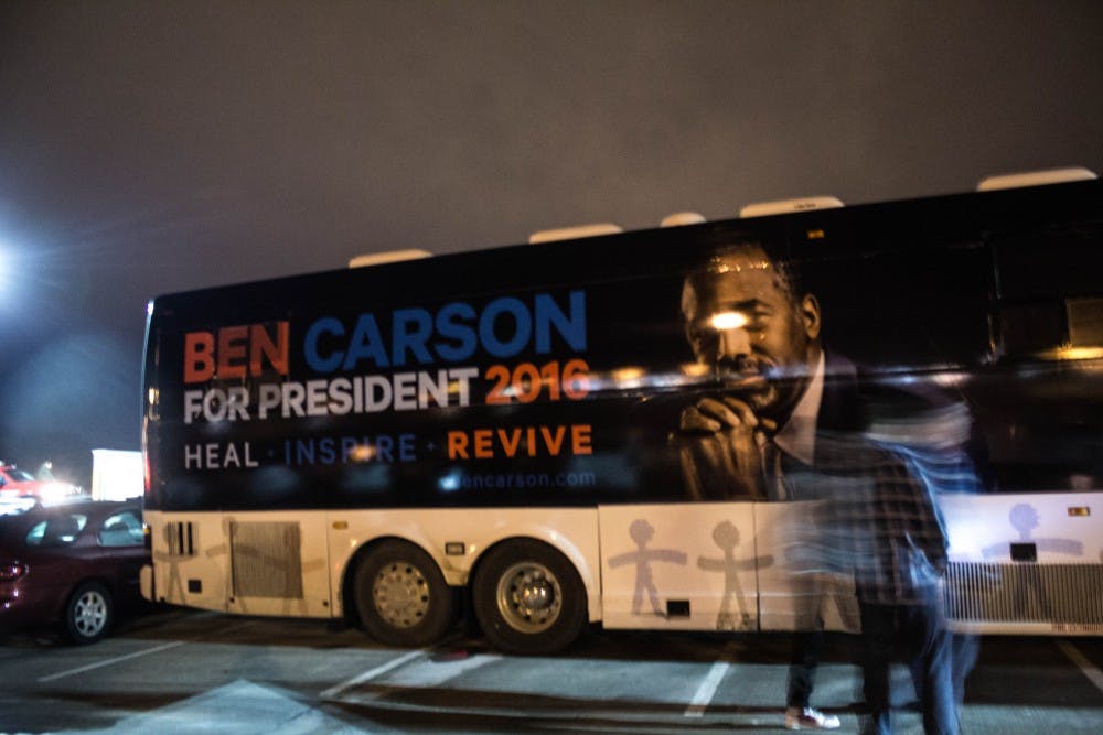 People file into Carson's tour bus in West Des Moines, Iowa on Saturday night.