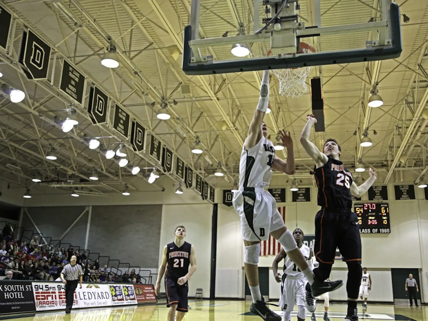 The men’s basketball team fell to Princeton University on Friday night but bounced back with a win over the University of Pennsylvania.