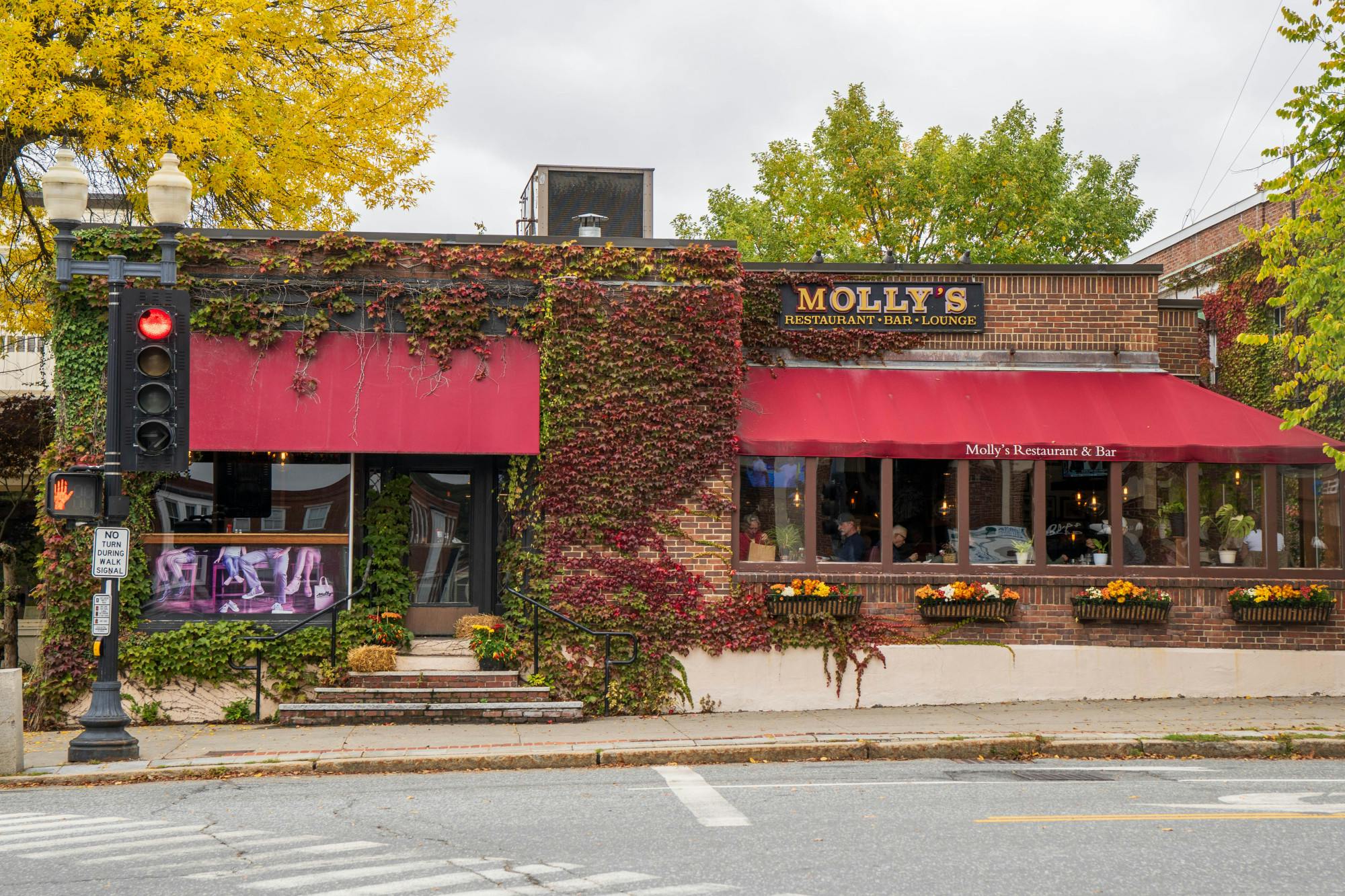 092926-angelbarrios-mollys.jpg