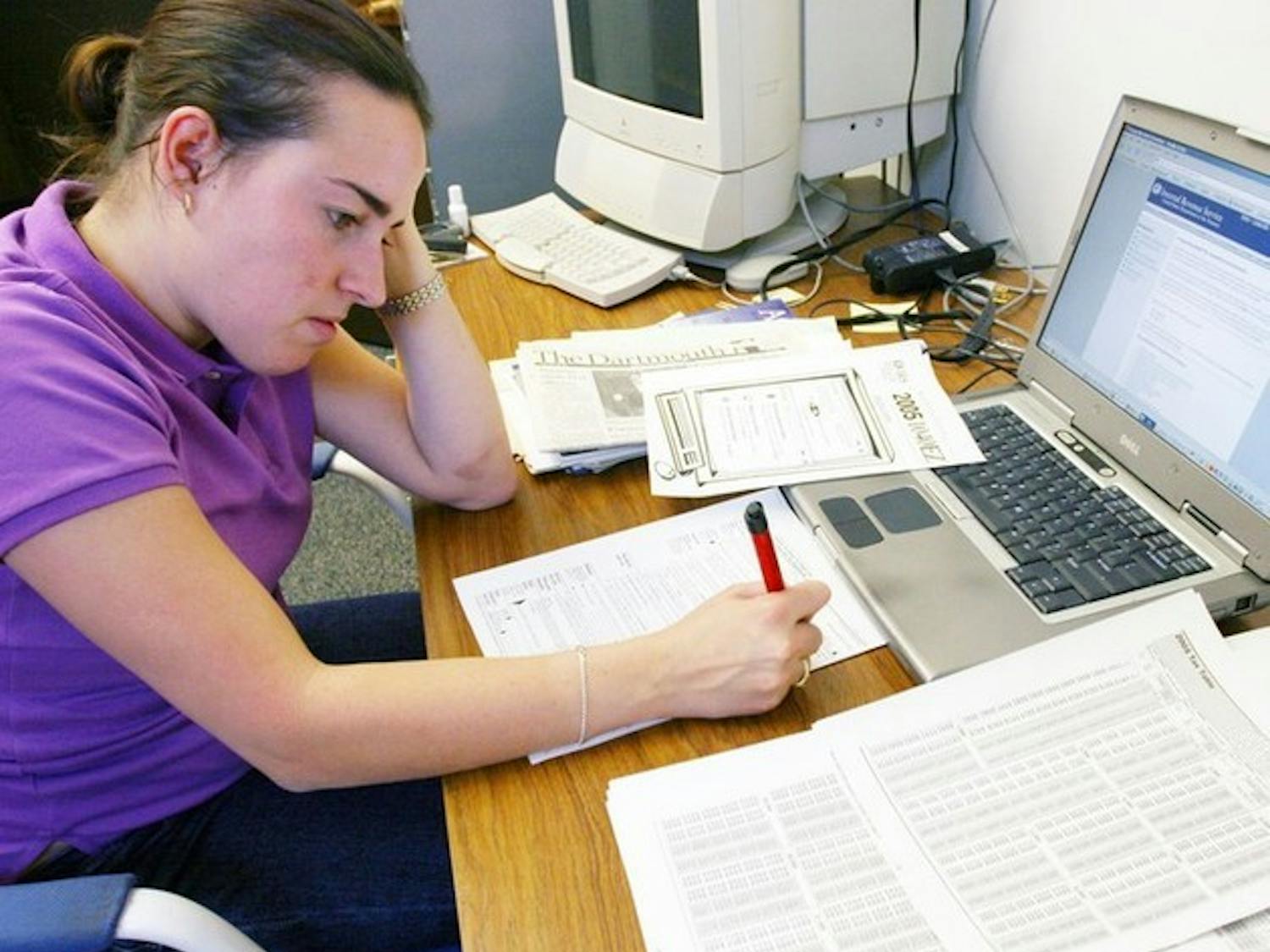 Alyssa Minsky '06 works on filing her taxes as the deadline quickly nears.