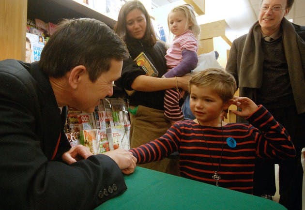 Rep. Dennis Kucinich, D-Ohio, greets a young 