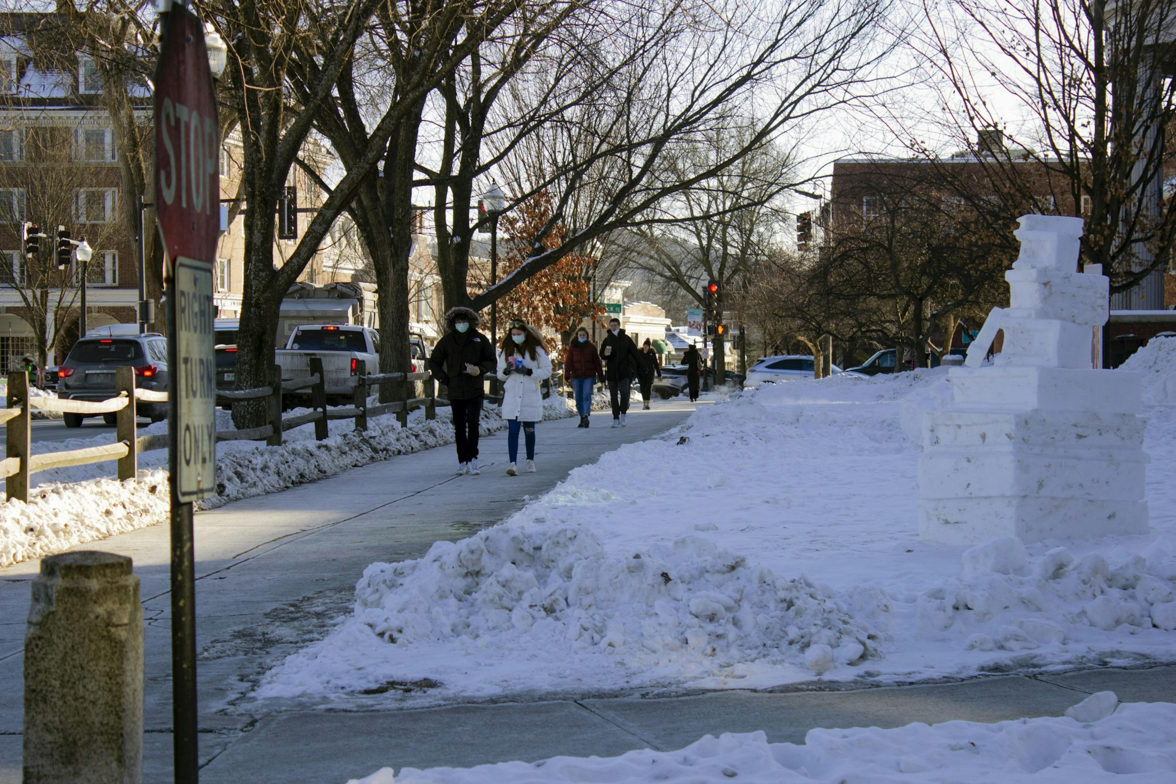 1-26-22-studentswalking-tiffanychang