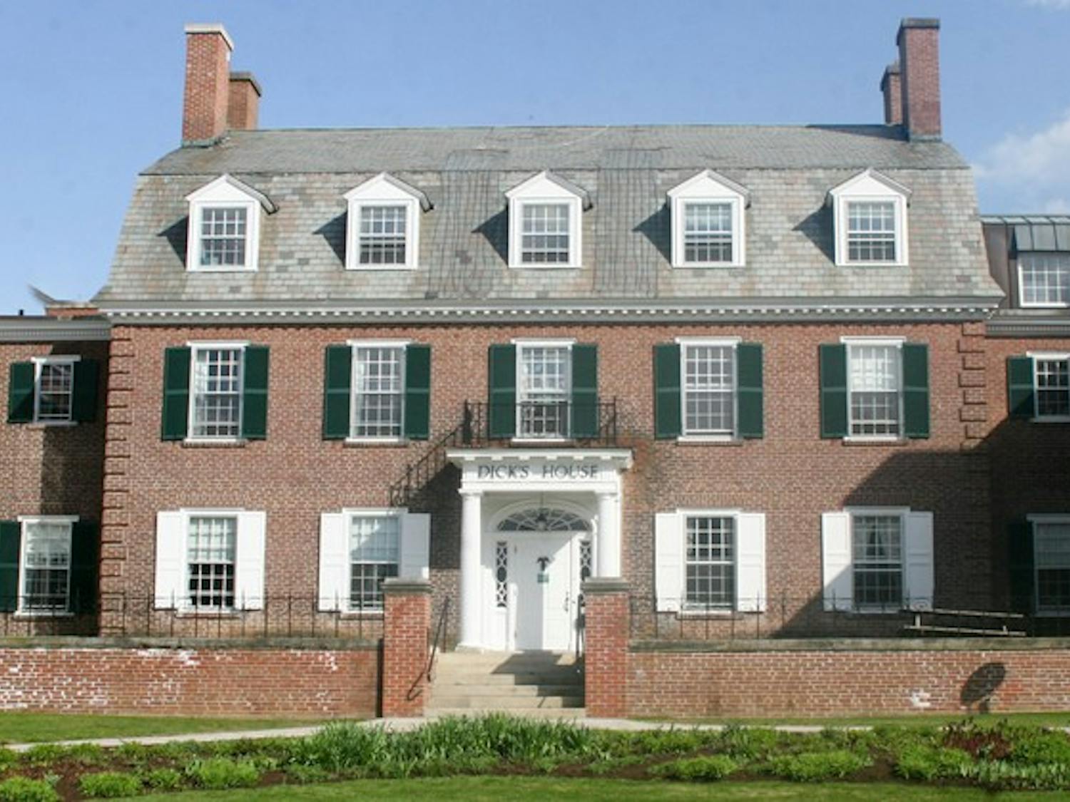 04.30.10.news.dickshouse_eric finkelberg