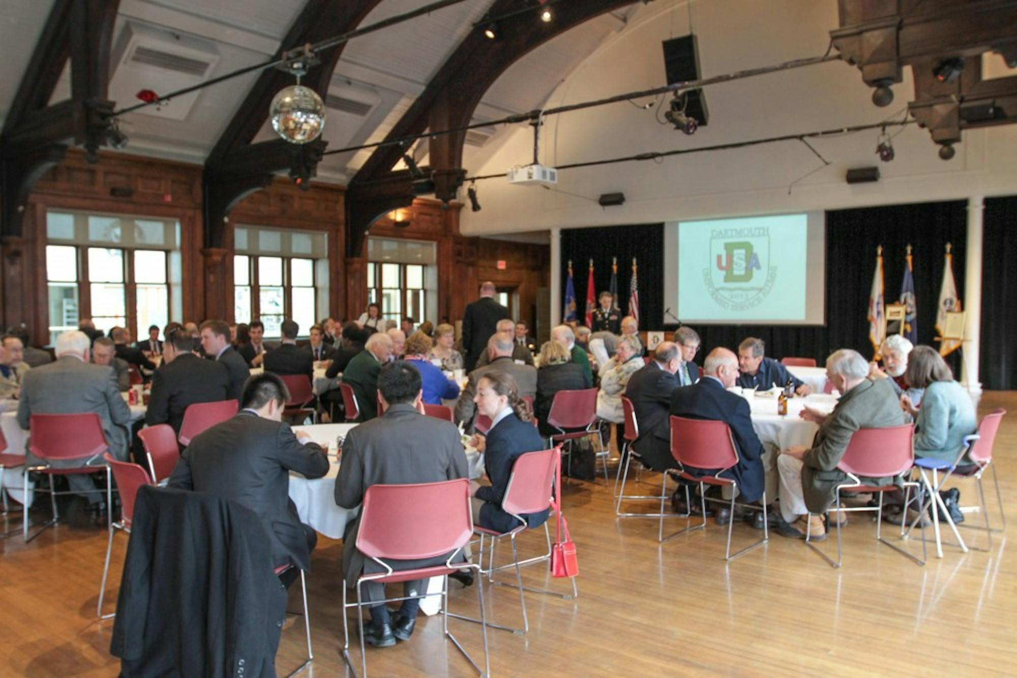11-11-13-news-veterans-dusaluncheon-maggie-rowland