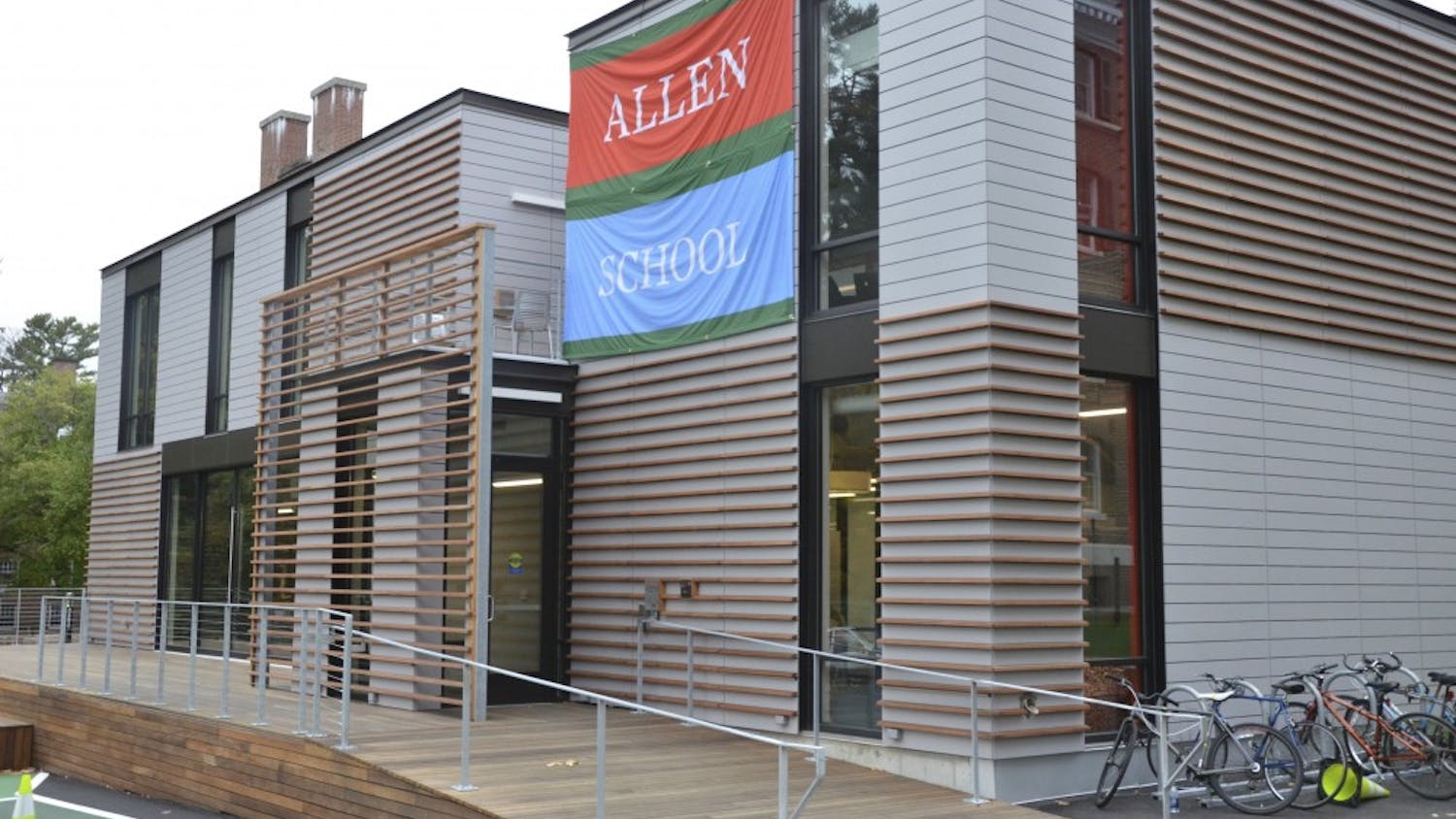 House Center B includes a snack bar and mul ple levels for students to meet up or study. 