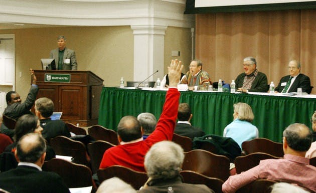 Members of the Association of Alumni executive committee and the Alumni Council clash over the sssociation's lawsuit in a discussion this weekend.