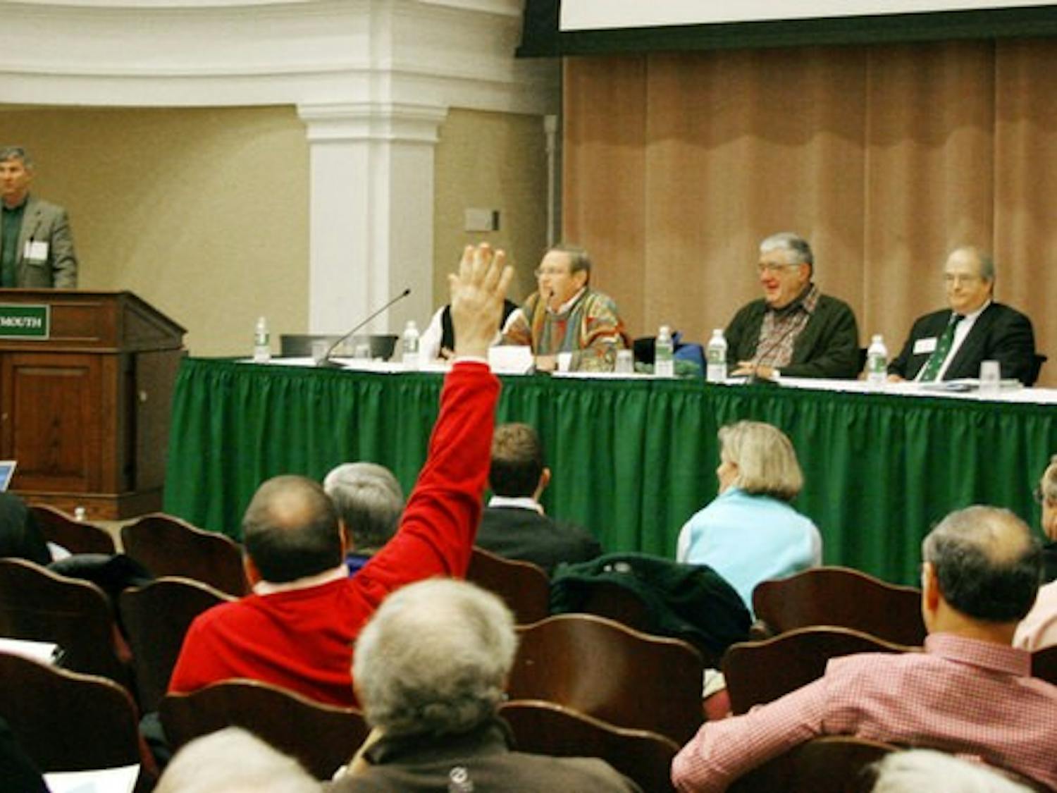 Members of the Association of Alumni executive committee and the Alumni Council clash over the sssociation's lawsuit in a discussion this weekend.