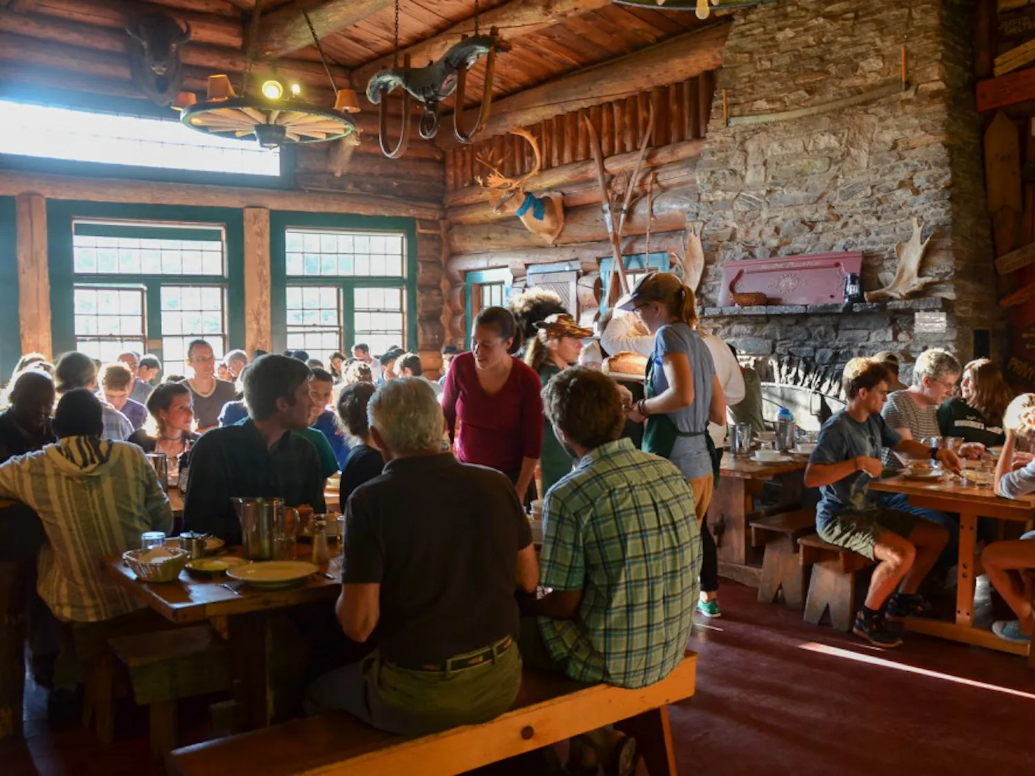 Students, professors and alumni share dinner at the Moosilauke Ravine Lodge.