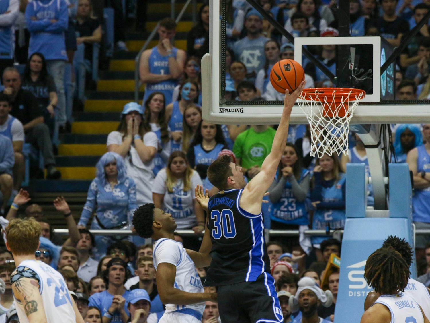 Kyle Filipowski lays one in during the first half of Duke's Saturday win at North Carolina.