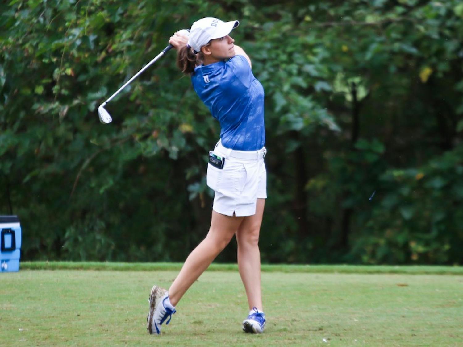 Virginia Elena Carta tied for the individual title with teammate Gina Kim.