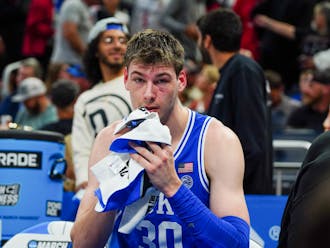 Kyle Filipowski sits on the bench with a cut under his eye in the first half of Duke's battle against Tennessee.