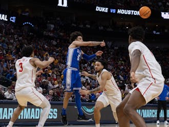 Tyrese Proctor throws a pass in the first half of Duke's Sweet 16 matchup with Houston. 
