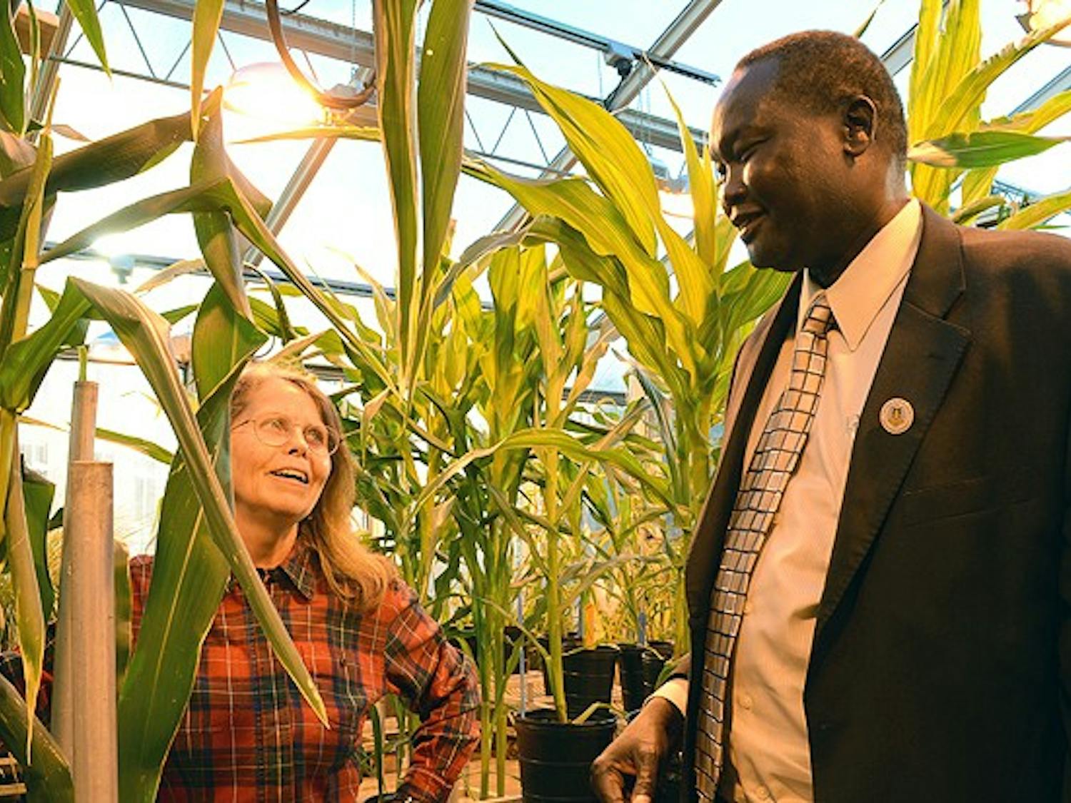 Adjunct professor of biology Mary Eubanks shows Akec Khoc, South Sudanese ambassador to the United States, a strain of maize that could boost the country’s agricultural capabilities.