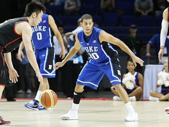 Seth Curry gets set on defense as Austin Rivers looks on in the background.