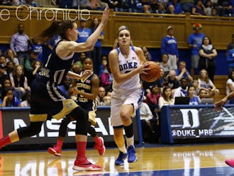 Freshman Angela Salvadores was hobbled by an ankle issue in the second half but returned to score a team-high 19 points Sunday.