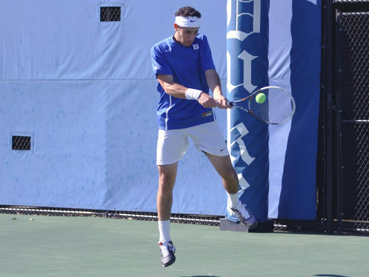 Snapping a five-match winning streak, Duke fell 4-3 to No. 2 Oklahoma in San Diego.