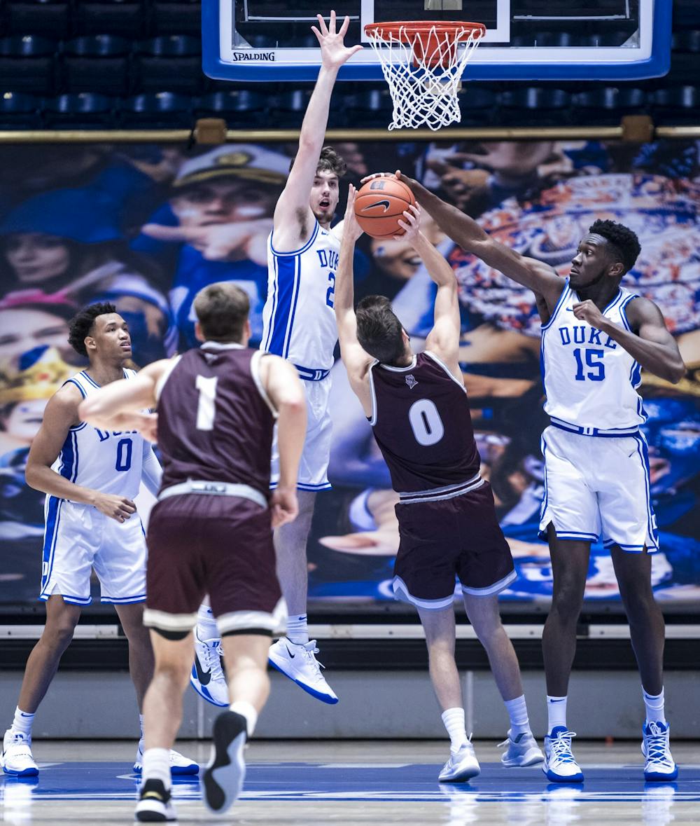 Mark Williams (right) overpowered Bellarmine with his 7-foot-4 wingspan.