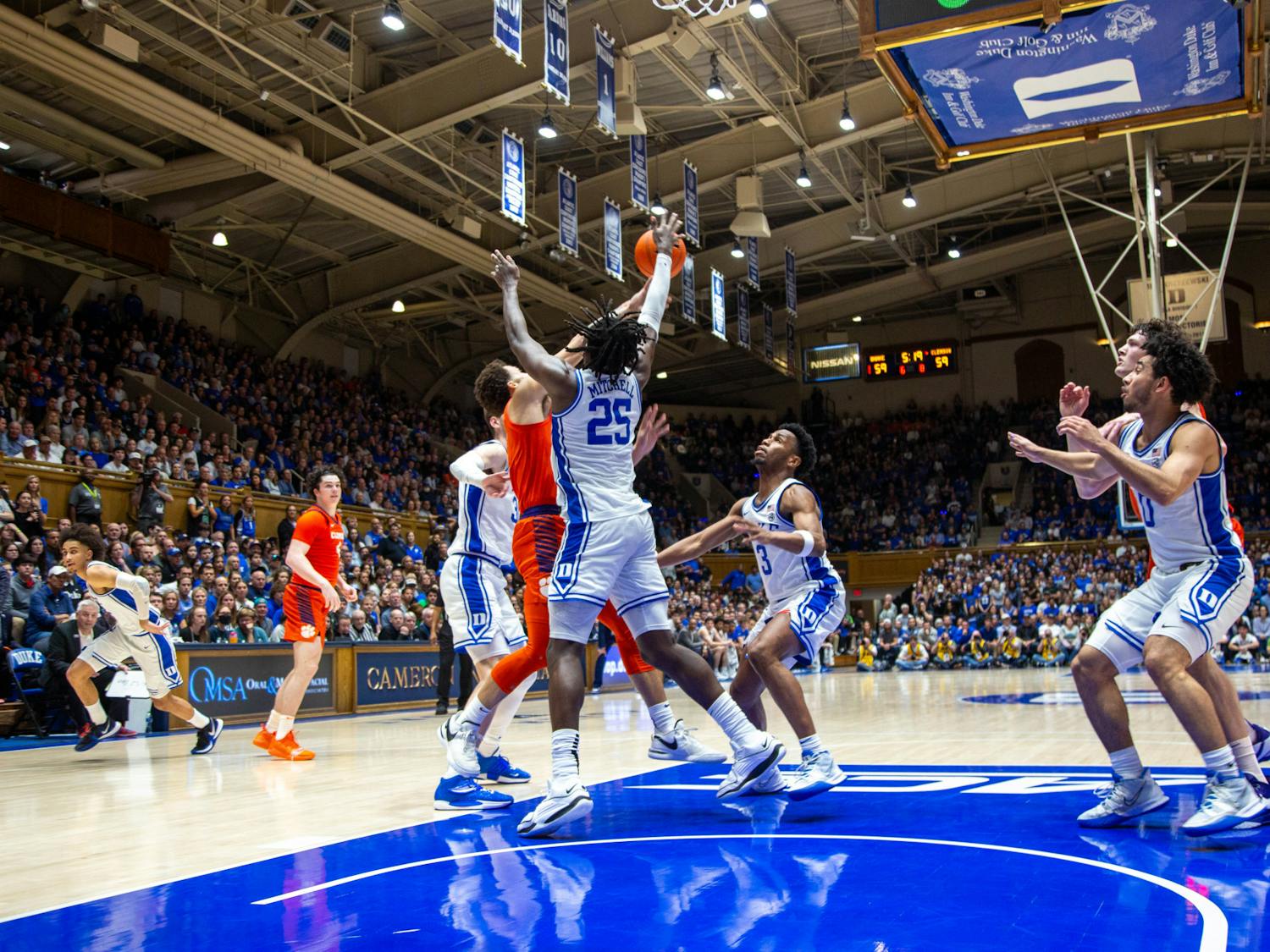 Mark Mitchell defends Clemson's Chase Hunter in Duke's 72-71 victory. 