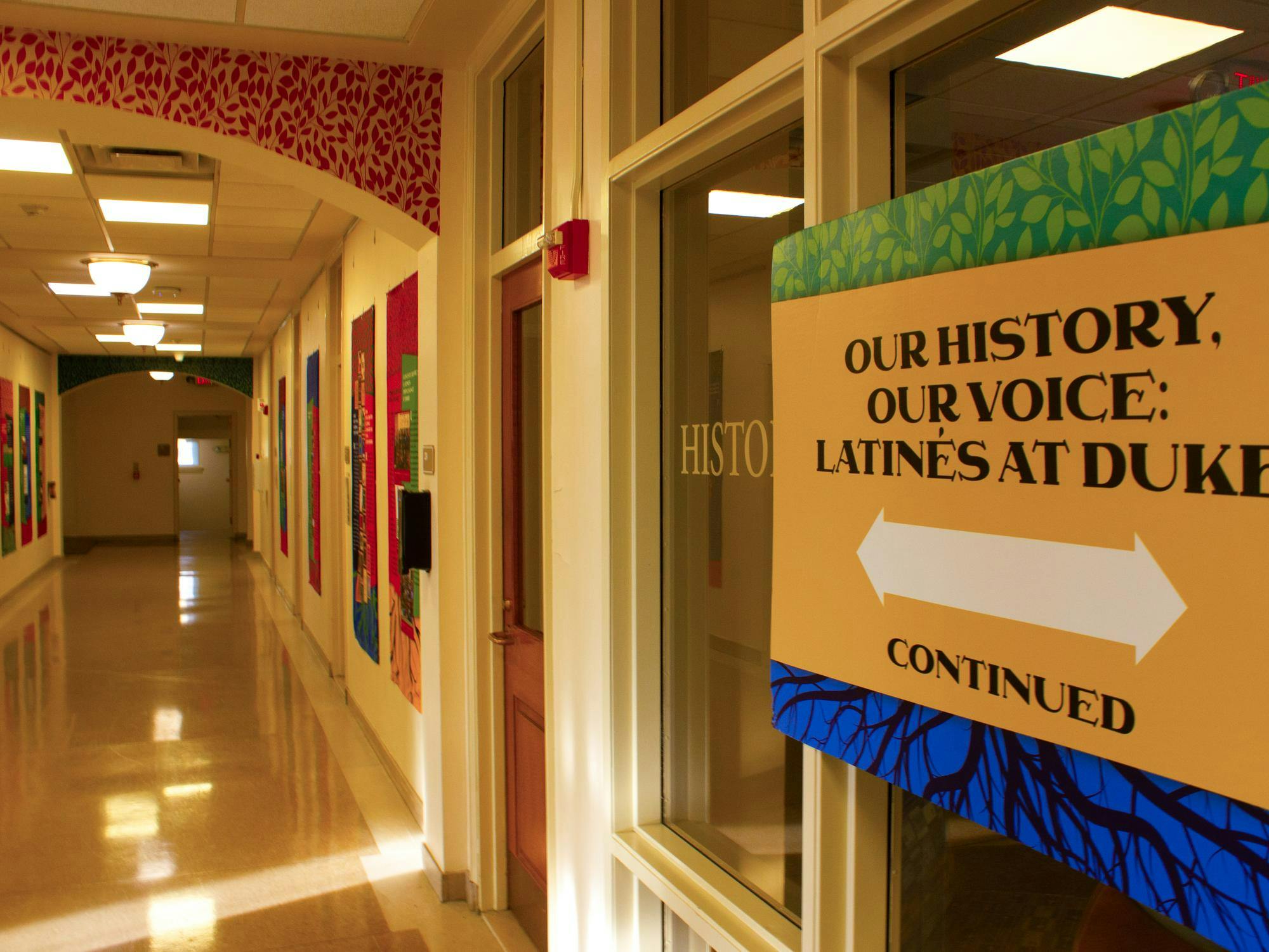 'Nuestra Historia, Nuestra Voz' La exhibición del Classroom Building