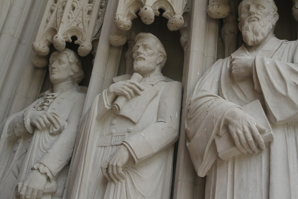 The statue of Confederate Gen.&nbsp;Robert E. Lee on Duke Chapel is situated between Thomas Jefferson and poet Sidney Lanier.&nbsp;