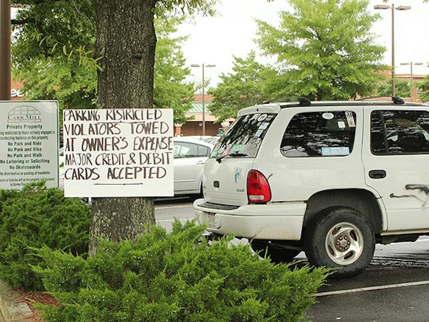 Towing signs in Carr Mill Lot 