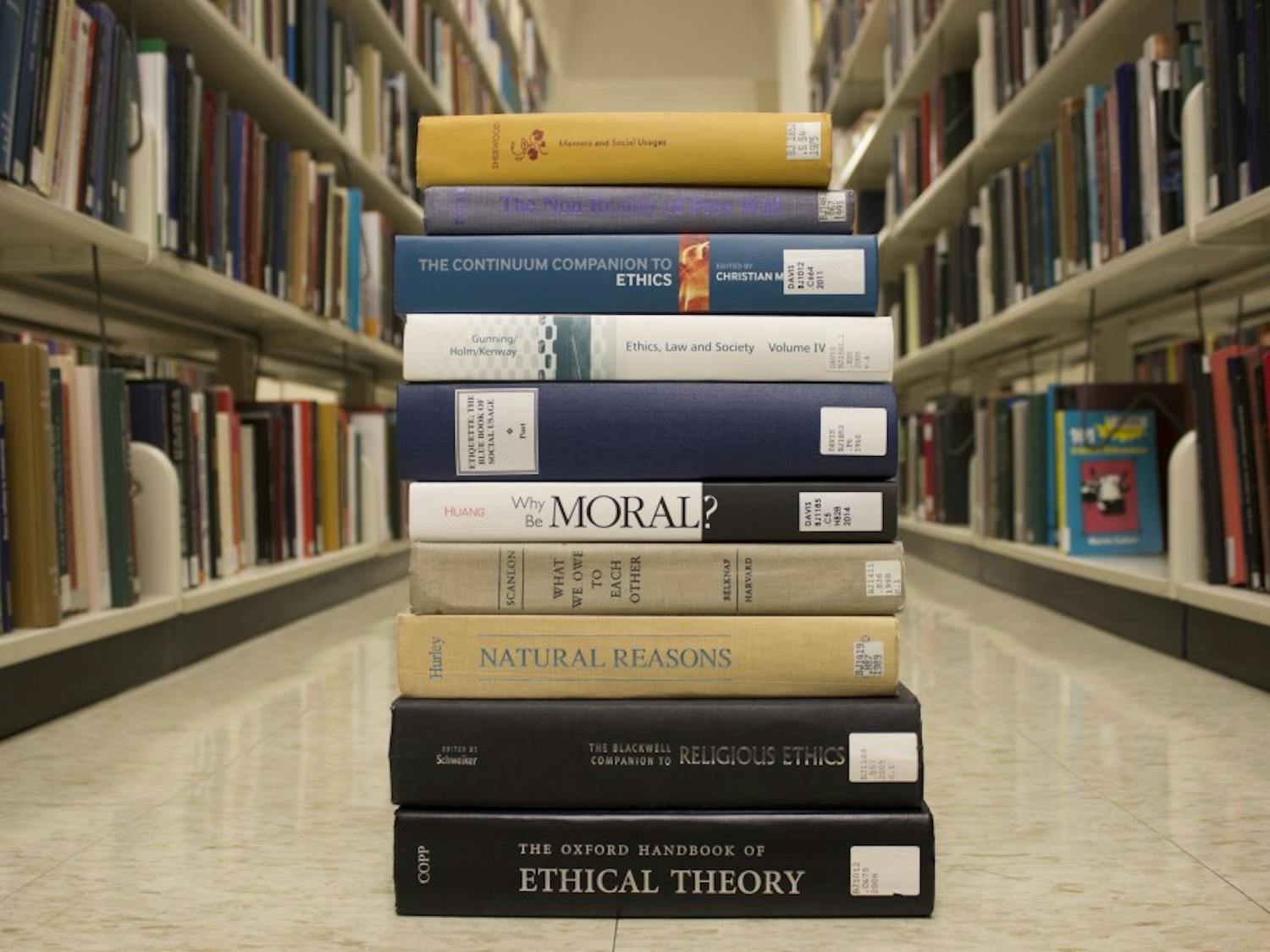 Variety of philosophy textbooks available in the Davis Library.