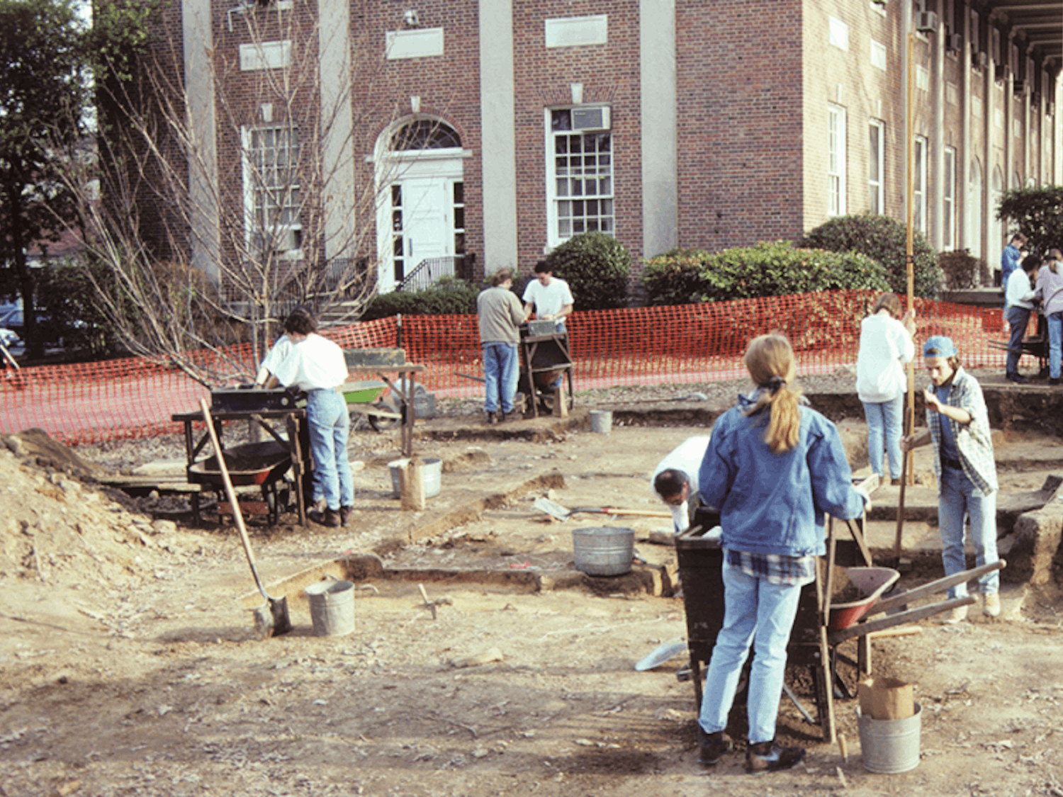 During the Graham Memorial site work in 1993–94, students and faculty conducted their work as an archaeological field school. Photo courtesy of Research Laboratories of Archaeology, UNC-Chapel Hill.