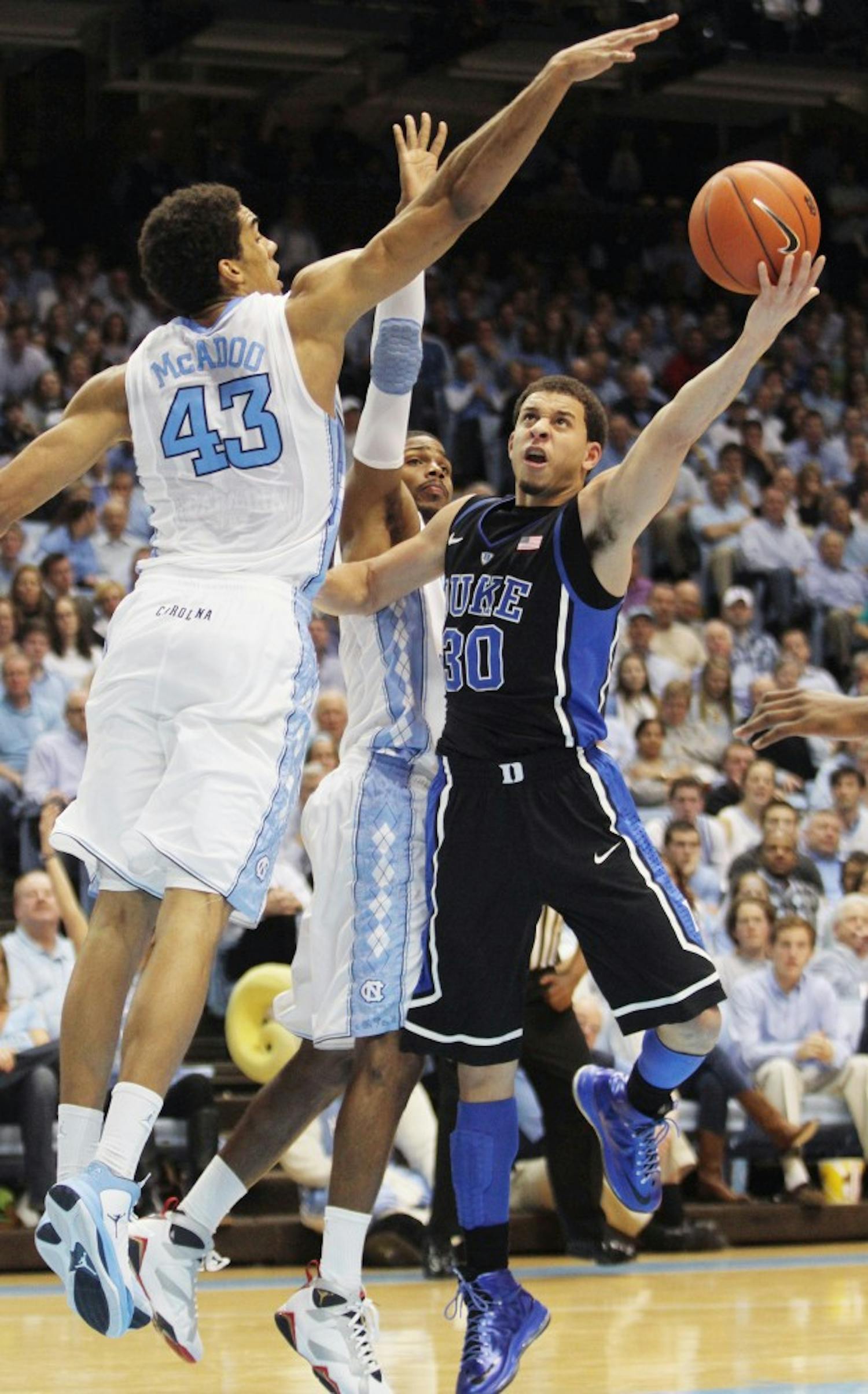 	James Michael McAdoo tries to block Seth Curry&#8217;s shot.