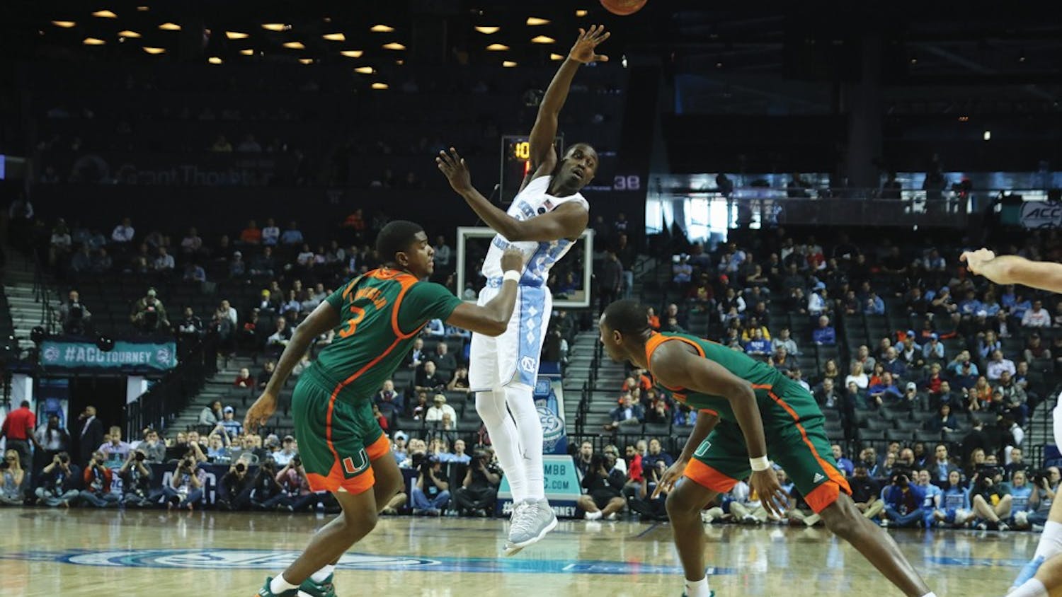 North Carolina wing Theo Pinson (1) throws a pass over Miami defenders in the quarterfinals of the ACC Tournament in Brooklyn, N.Y. on Thursday.