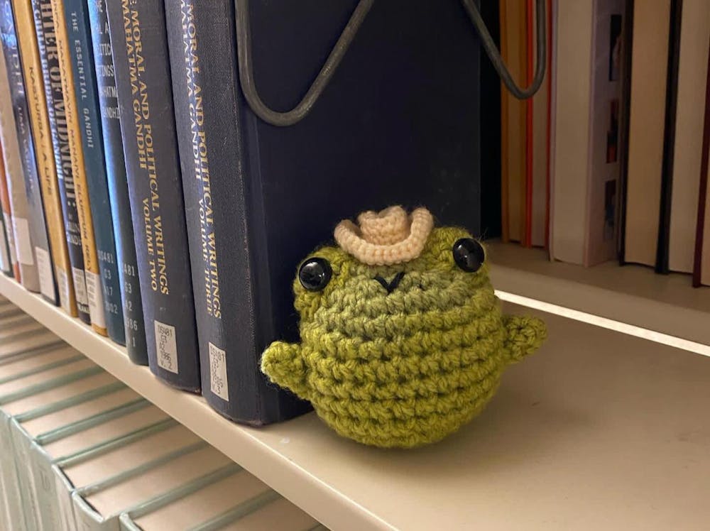 university-crochet-frogs-feature.jpeg