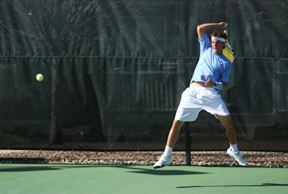 ose Hernandez returns a ball against Auburn’s Tim Hewitt on Friday at UNC’s Cone-Kenfield Tennis Center. DTH/Lauren McCay