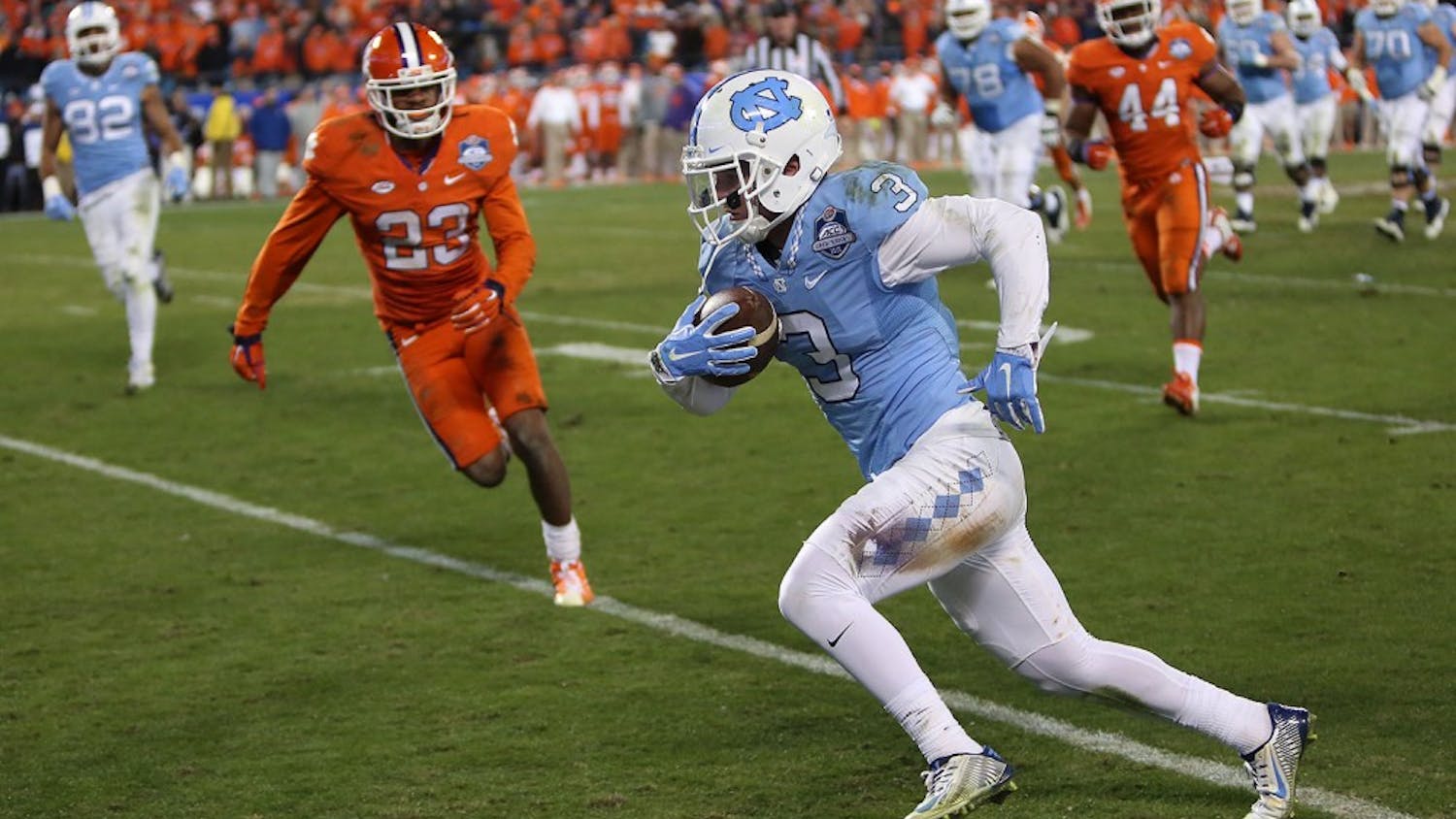 Wide receiver Ryan Switzer (3) advances into the end zone for a UNC touchdown.&nbsp;