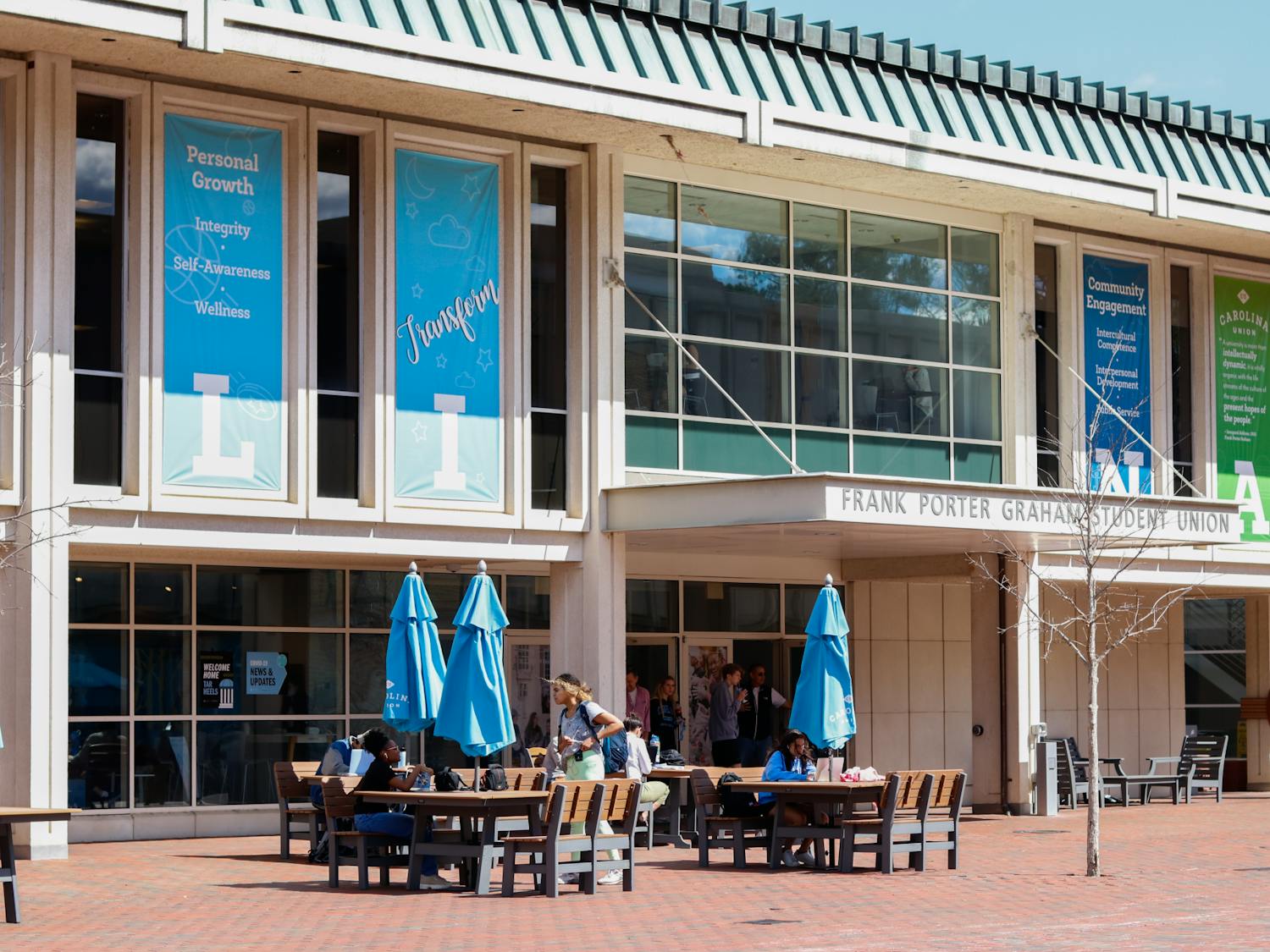 Students eat in front of the Student Union on March 20, 2022.&nbsp;