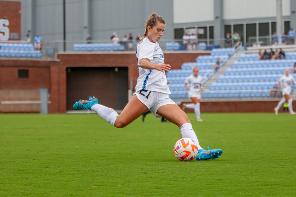 <p>Redshirt first-year Ally Sentnor (21) shoots the ball at Dorrance Field on Aug. 21, 2022. UNC won 2-0.&nbsp;</p>