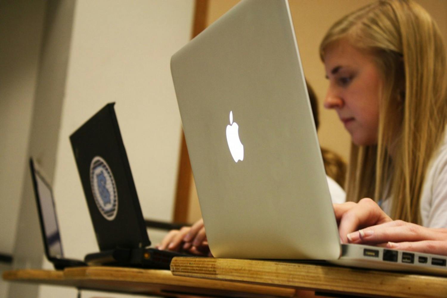 Photo: UNC’s Carolina Computing Initiative to offer Mac laptops (Bailey Seitter)
