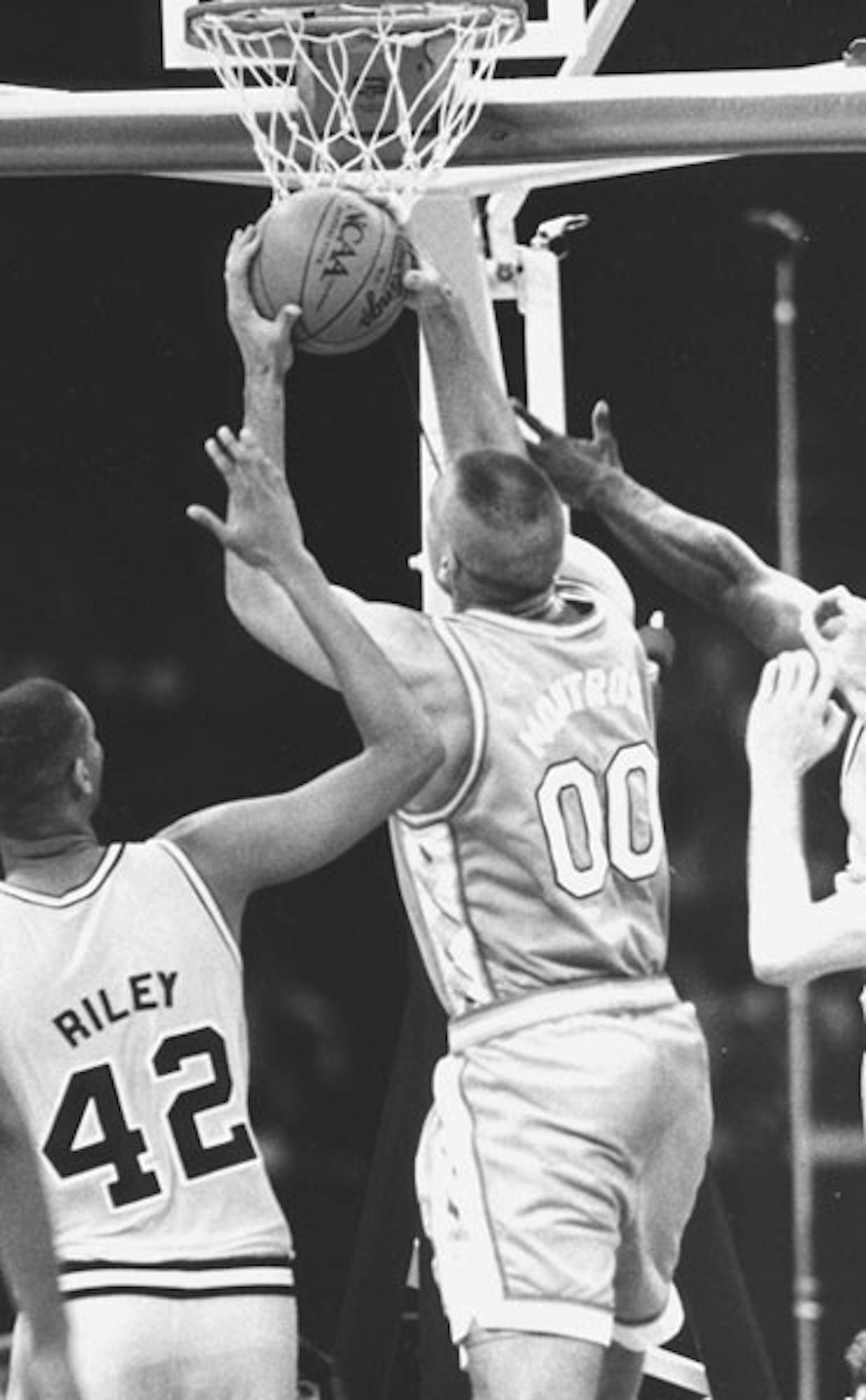 Center Eric Montross had 16 points in North Carolina’s 77-71 defeat of Michigan in the 1993 national championship game. DTH file