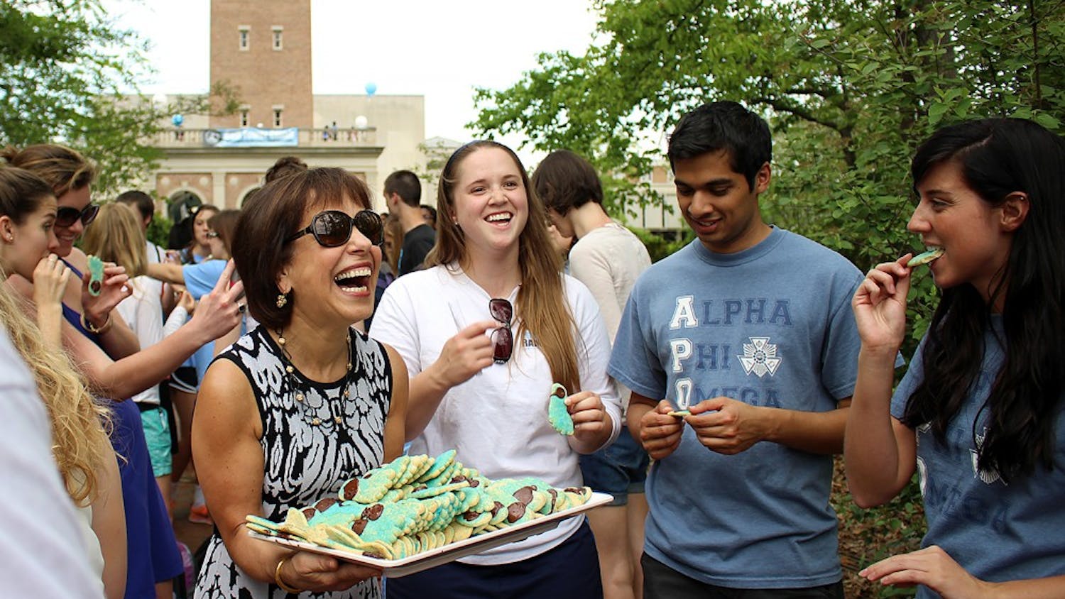 The General Alumni Association hosted the annual Senior Belltower Climb on Tuesday. Chancellor Folt stopped by to hand out cookies to those waiting in line and do the climb as well.