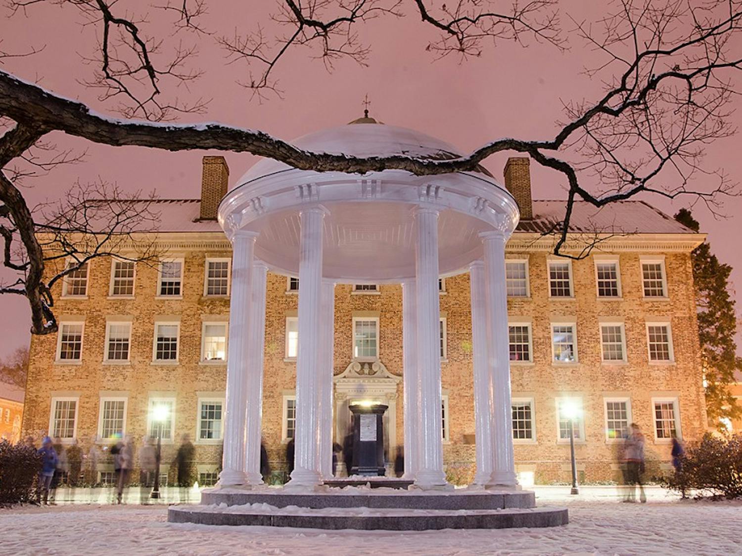 	Students gather around the Old Well to enjoy the snow late Tuesday night. 
