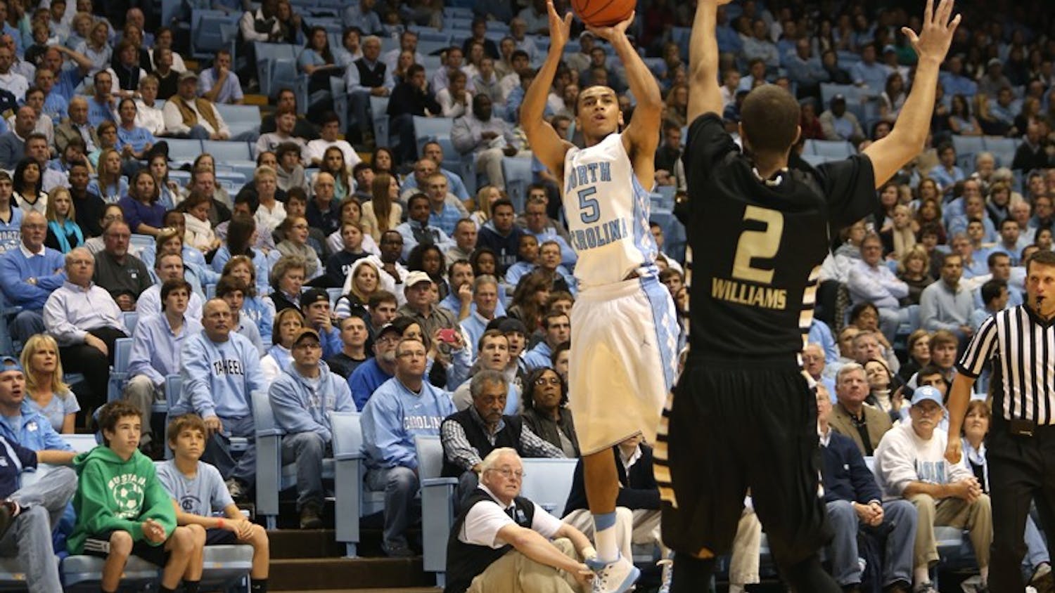 	North Carolina&#8217;s Marcus Paige attempts a 3-pointer in Friday&#8217;s season opener against Oakland.