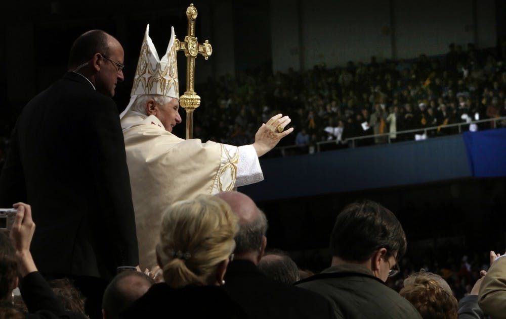 Pope, on London trip, apologizes for abuse scandal