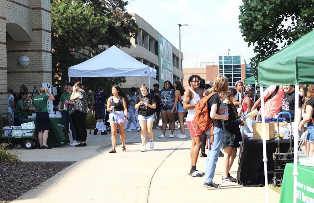 Students attend Commuter Cookout at EMU 