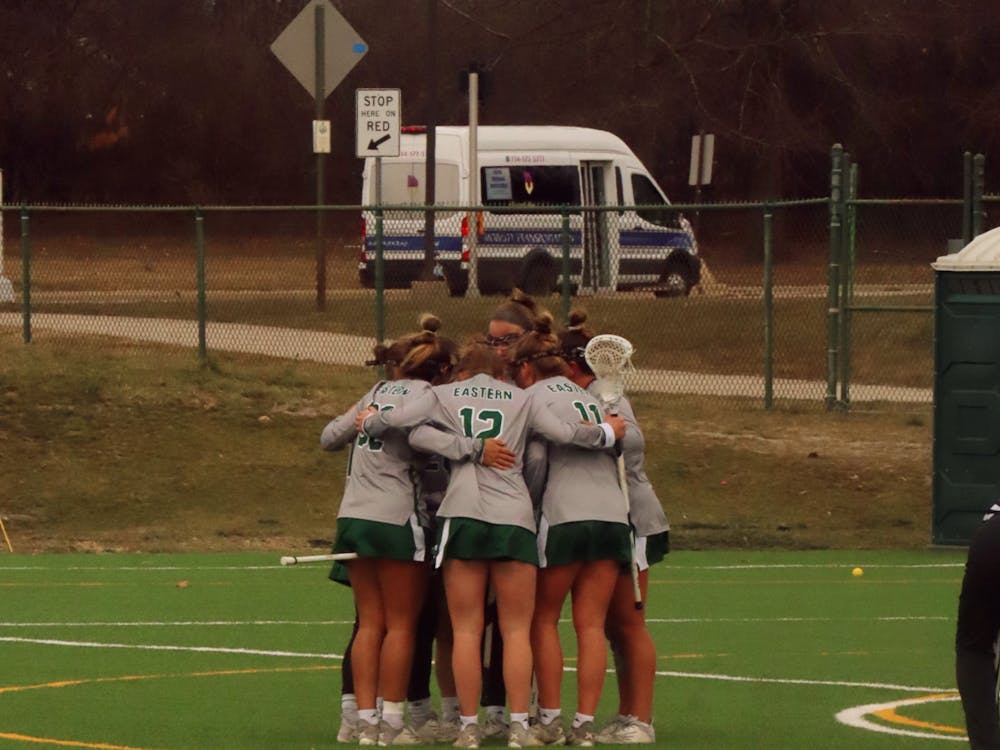eastern michigan team huddle after scoring against marquette